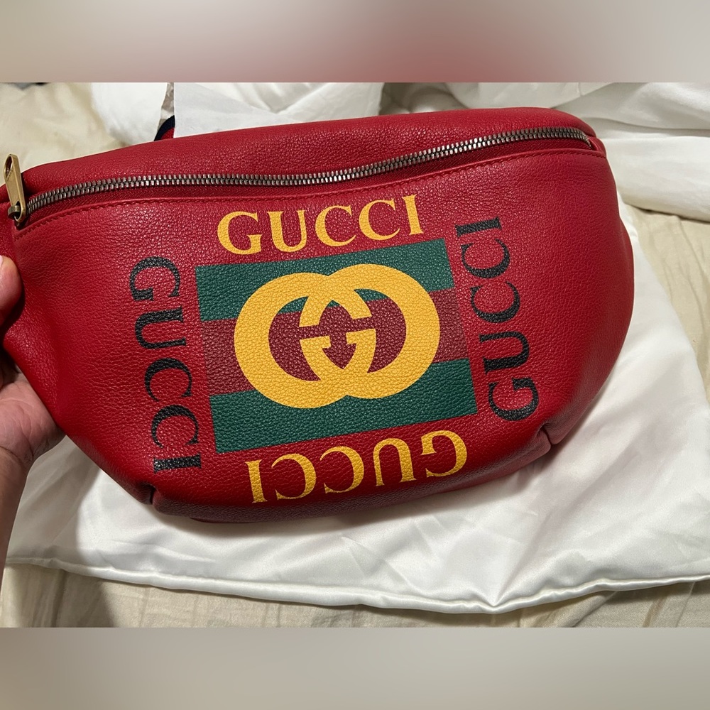 GUCCI
Grained Calfskin Small Logo Belt Bag Hibiscus Red ( new with dust bag)